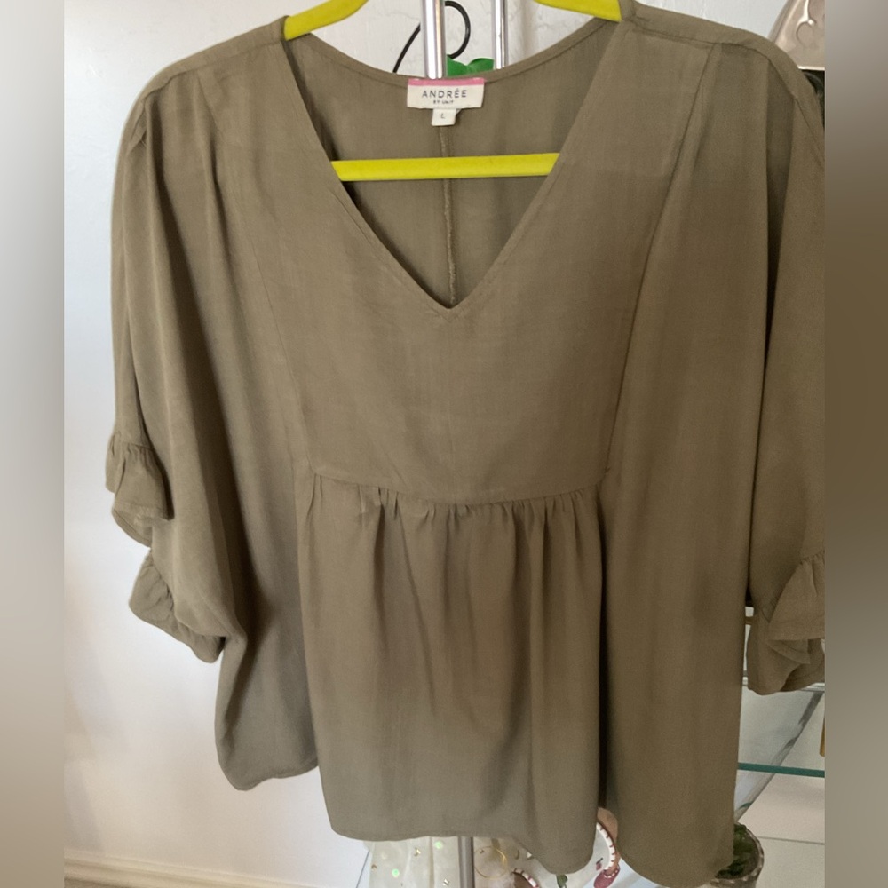 ANDREE BY UNIT Olive V-Neck Peasant Blouse